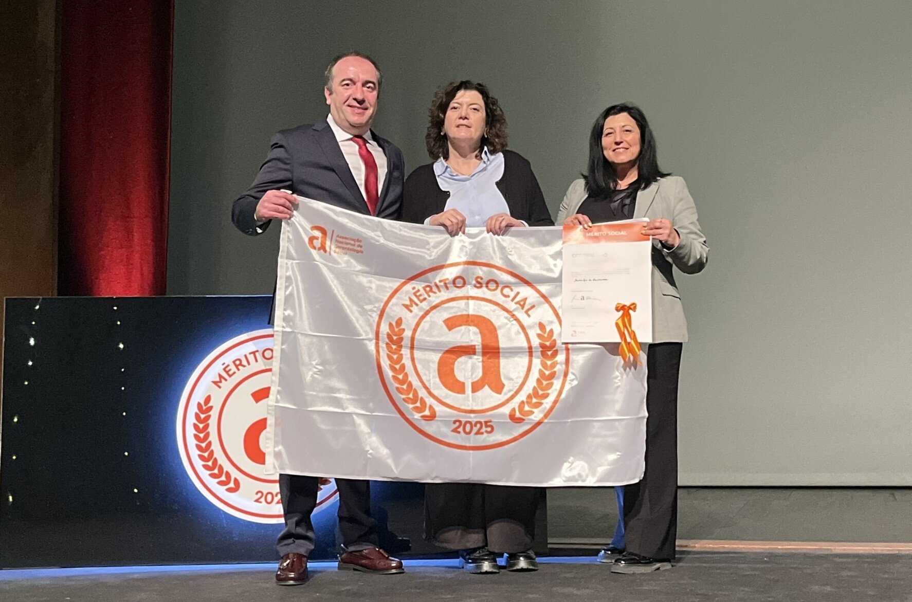 Rede de Universidades Sénior do Concelho da Chamusca recebe Bandeira de Mérito Social